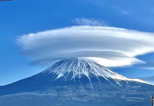 空に広がる傘：自然が描く空のアート